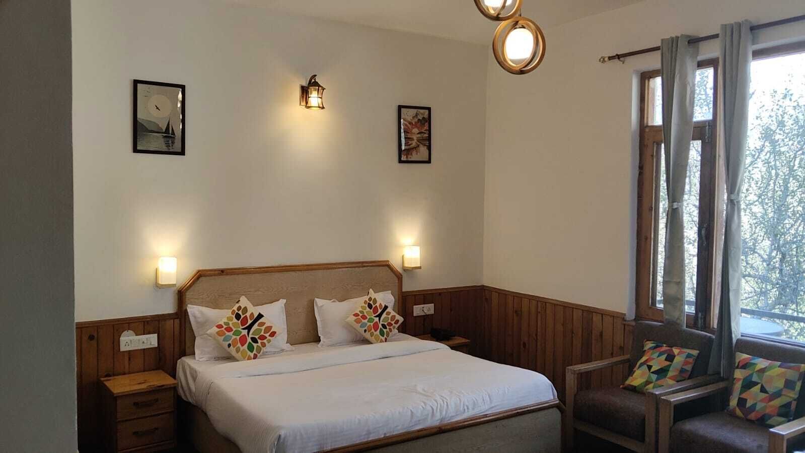 Habitación individual Deluxe, balcón, vista a la montaña | Escritorio y espacio para trabajar con laptop 