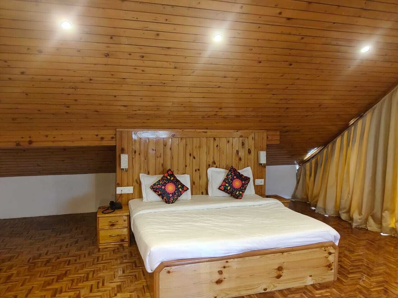 Habitación cuádruple familiar, balcón, vista a la montaña | Escritorio y espacio para trabajar con laptop 