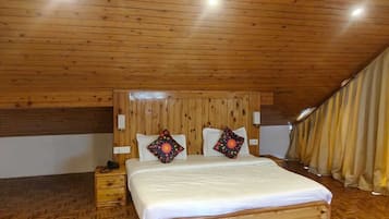 Habitación cuádruple familiar | Escritorio y espacio para trabajar con un portátil