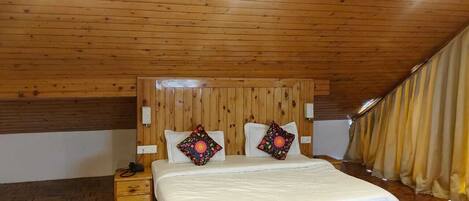 Chambre quadruple familiale | Bureau, espace de travail pour ordinateurs portables