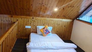 Luksus-toetasjesleilighet, balkong, fjellutsikt | Skrivebord, skrivebord for bærbar PC og strykejern/-brett