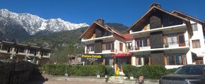 Front of property - Pravara Cottages (Manali)