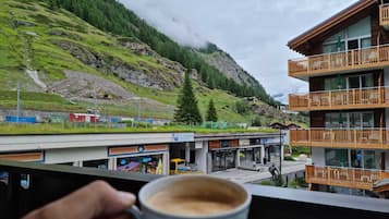 Firemannsrom – familie, balkong, fjellutsikt | Spiseområde på rommet