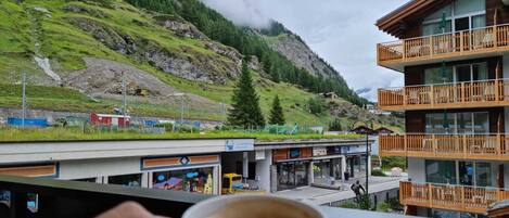 Familien-Vierbettzimmer | Essbereich im Zimmer