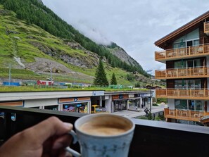 Habitación cuádruple familiar, balcón, vista a la montaña | Servicio a la habitación