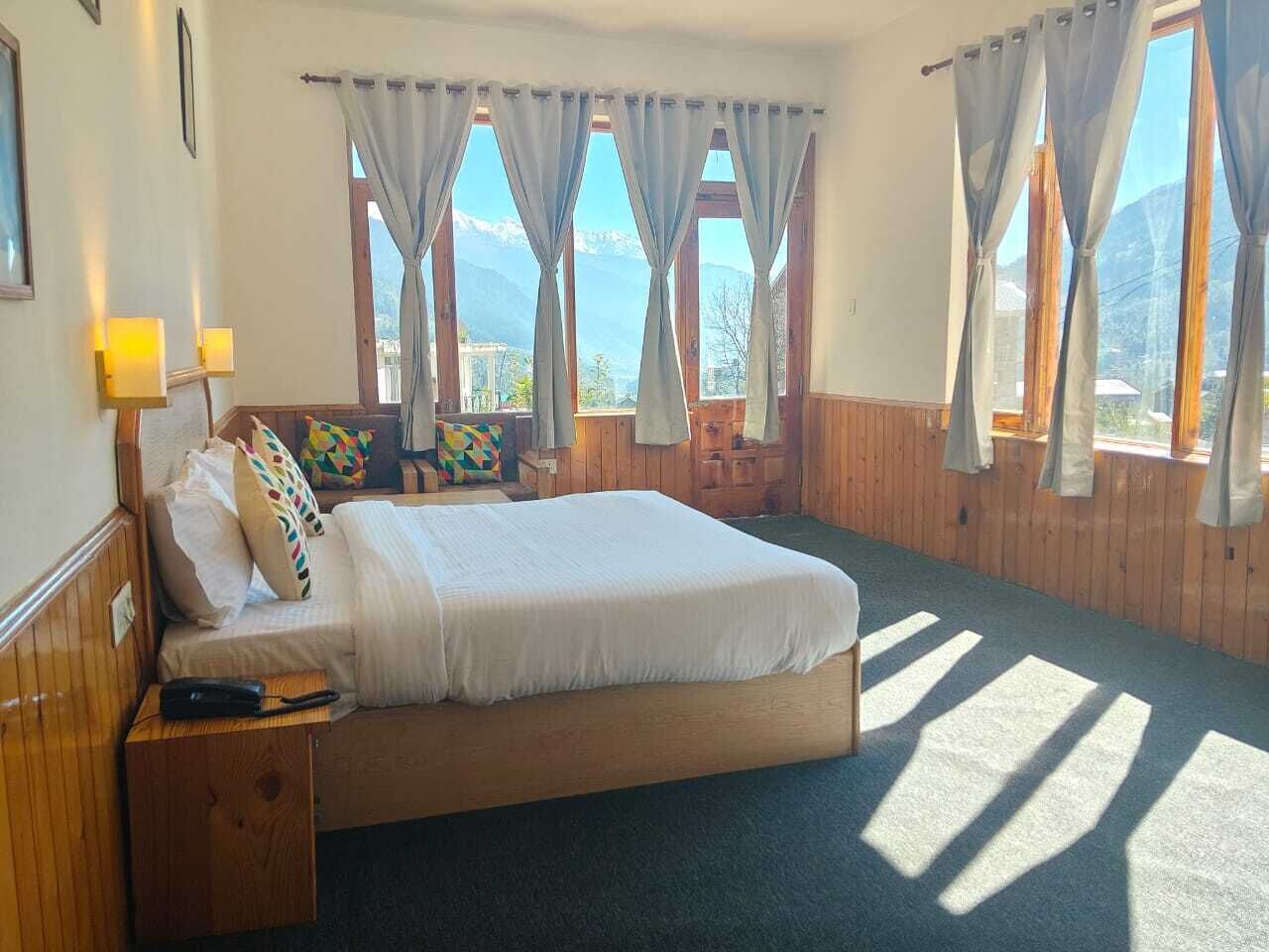 Habitación doble superior, balcón, vista a la montaña | Escritorio y espacio para trabajar con laptop 