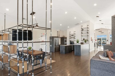 Bright Retreat | Stay Near Local Hotspots!