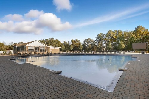 Spacious & Tranquil Escape | 9min to Forest Trails