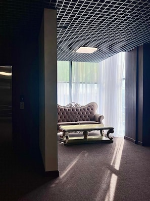 Área de estar no saguão