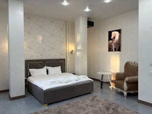 Suíte superluxo, vista para a cidade | Ferros/tábuas de passar roupa, Wi-Fi de cortesia