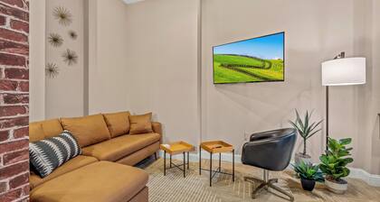 2 King Bed 2 Bath Apt Near Convention Center and Reading Terminal