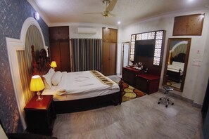 Phòng đôi Deluxe, ban công, quang cảnh vườn | Phòng tắm | Bồn tắm, đồ dùng nhà tắm miễn phí, khăn tắm, xà phòng 