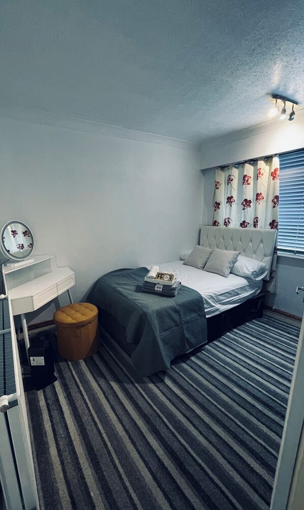 1 chambre, fer et planche à repasser, Wi-Fi, draps fournis