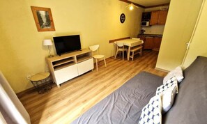 Interior - 2 Rooms for 5 People, Ideally Located (Modane)