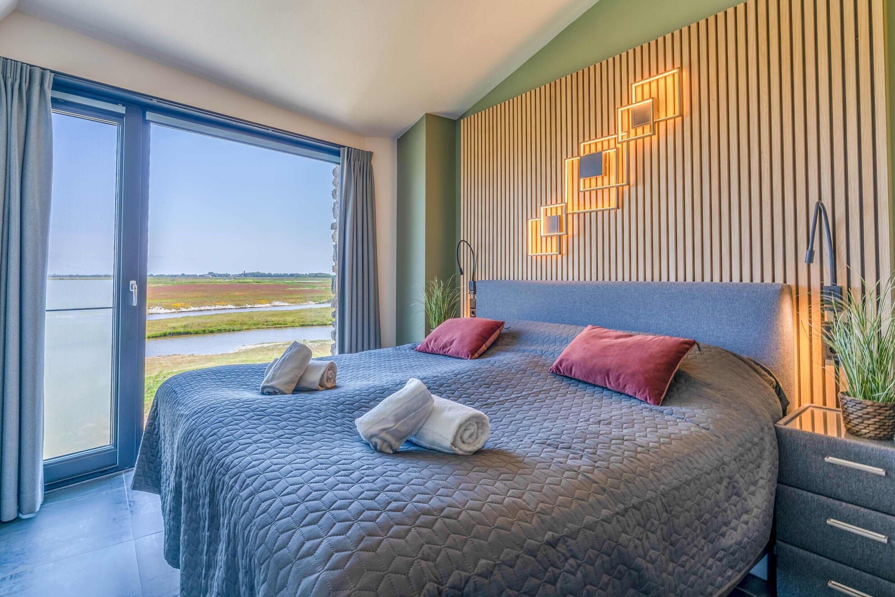 5 bedrooms, individually furnished, iron/ironing board, bed sheets