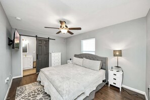 3 bedrooms, desk, iron/ironing board, WiFi