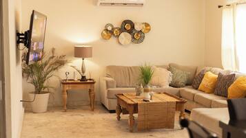 Smart-tv, dvd-spelare, bordsfotboll och ett filmbibliotek