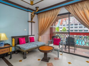 Suite Double Bed with Pool View | บริเวณนั่งเล่น