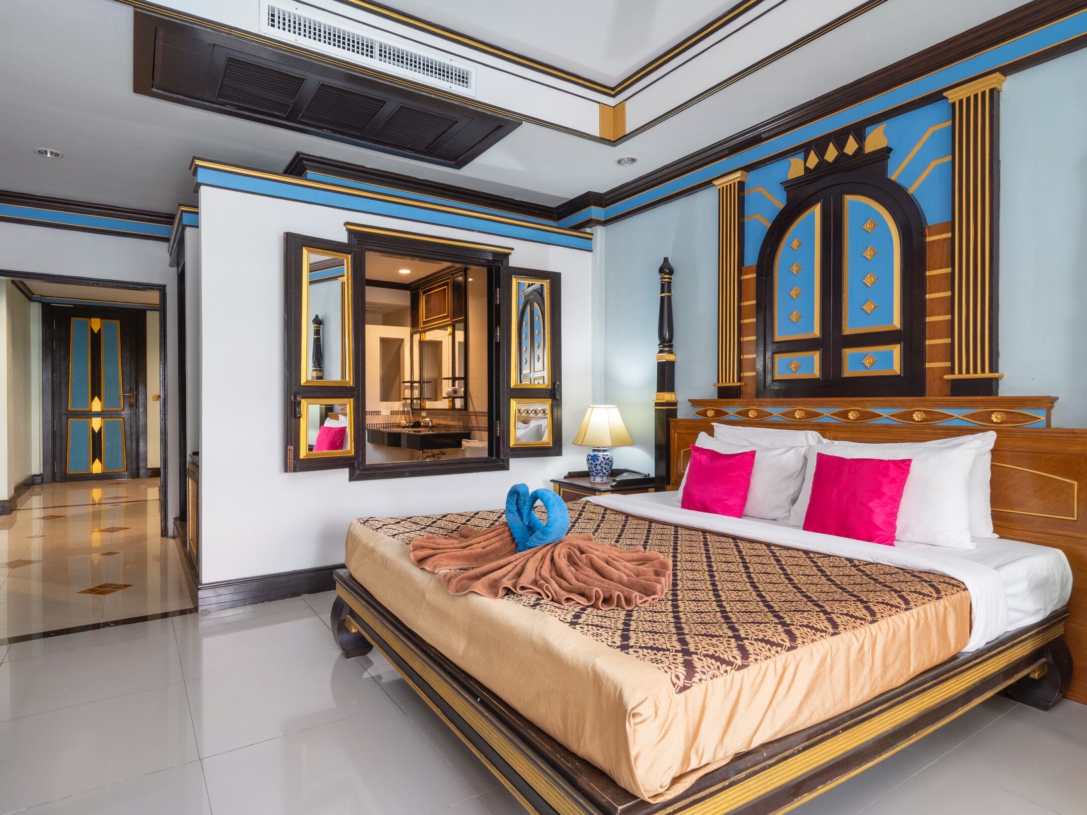 Suite Double Bed with Pool View | Desk, free WiFi