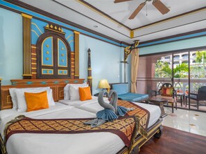 Suite Twin Bed with Pool View | 書桌、免費 Wi-Fi