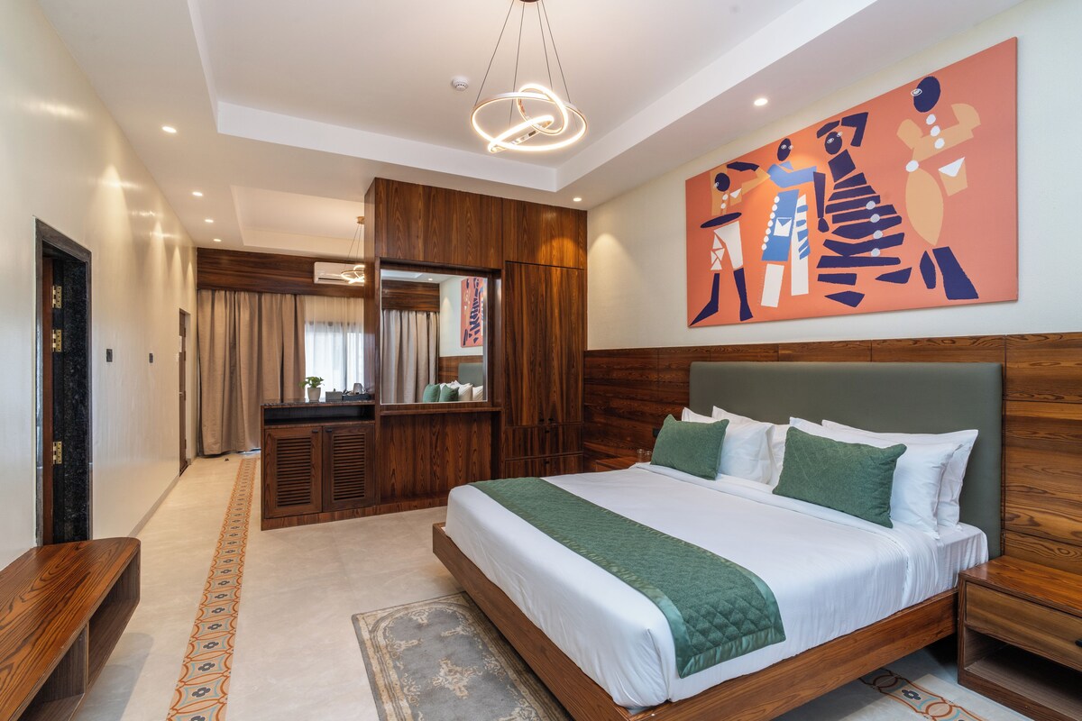 Executive Suite | Minibar, desk, blackout drapes, iron/ironing board (on request)