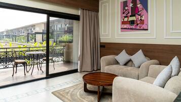 Televisi layar datar 55-inci dengan saluran TV satelit