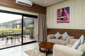 Televisión de pantalla plana de 55 pulgadas con canales vía satélite 