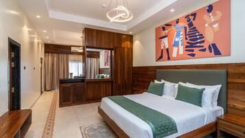 Suite Eksekutif | Minibar, meja kerja, tirai kedap cahaya, dan setrika/meja setrika