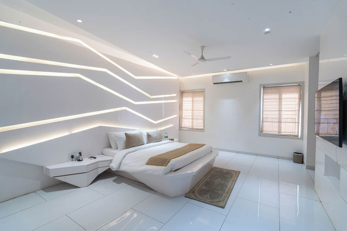 Mangalam Villa | Minibar, desk, blackout drapes, iron/ironing board (on request)