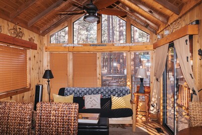 Cozy Cabin / Pet Friendly / Kitchen