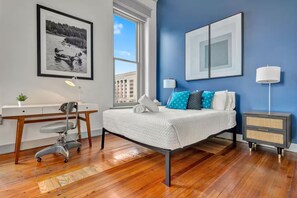 Een strijkplank/strijkijzer, gratis wifi, beddengoed