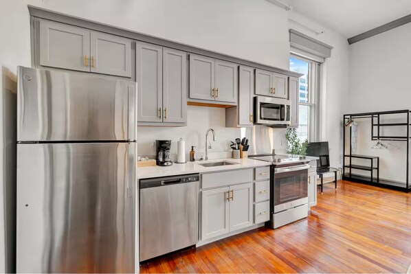 Een koelkast, een magnetron, een oven, een kookplaat