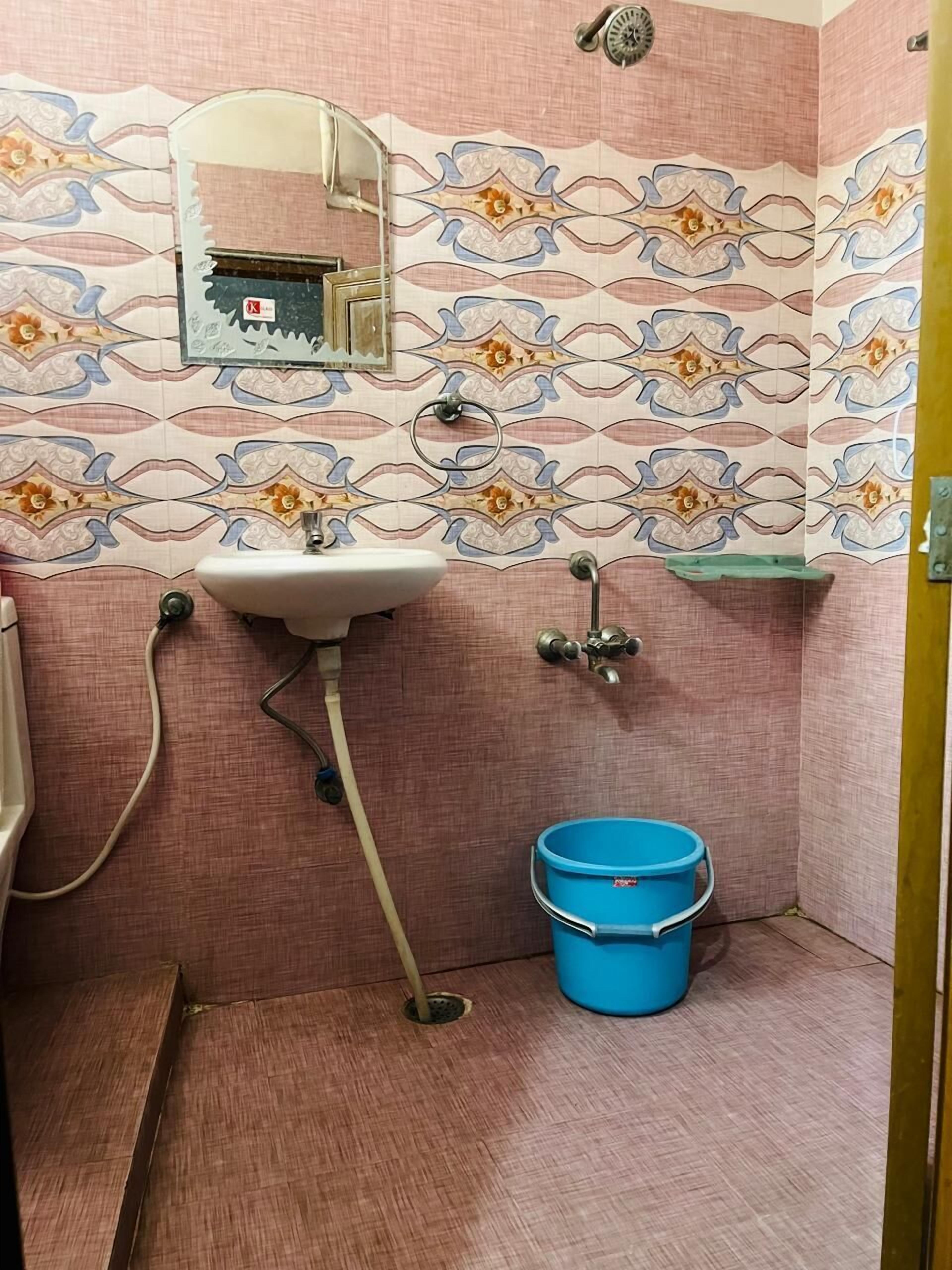 スタンダード ダブルルーム | バスルーム | バスアメニティ (無料)、タオル、石鹸、シャンプー