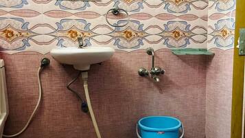 Standaard tweepersoonskamer | Badkamer | Gratis toiletartikelen, handdoeken, zeep, shampoo