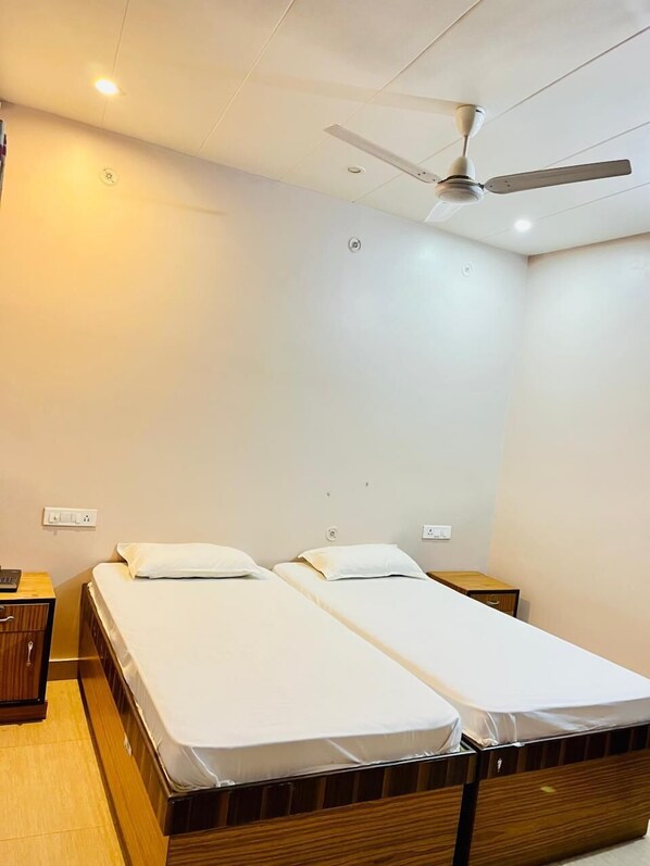 Kamar Double Standar | Seprai katun Mesir, seprai premium, dan meja kerja