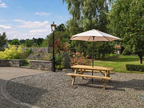 Outdoor dining - 4 bedroom accommodation in Tregaron (Tregaron)