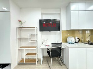 Estudio panorámico, balcón, vistas a la ciudad | Escritorio, espacio para trabajar con un portátil, wifi gratis