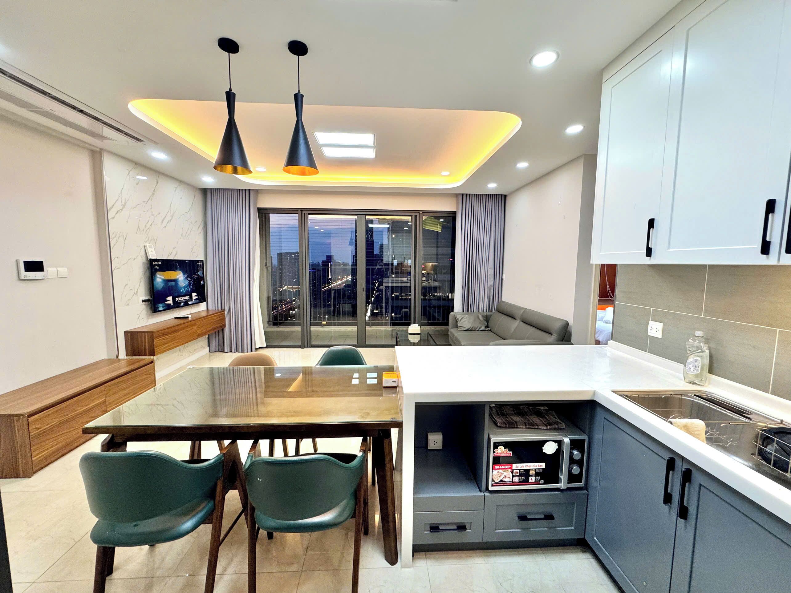 Appartement Luxe, balcon, vue ville | Cuisine privée | Réfrigérateur, micro-ondes, four, plaque de cuisson