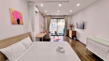 Estudio panorámico, balcón, vista a la ciudad | Sábanas de algodón egipcio y ropa de cama de alta calidad