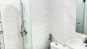 Dutxa, articles de tocador gratuïts, assecador de cabells i tovalloles