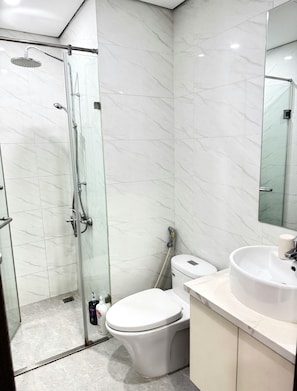 Ducha, artículos de higiene personal gratuitos y secador de pelo