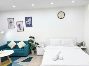 مكتب ومساحة عمل للكمبيوتر المحمول وواي فاي مجانًا