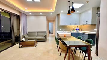 Luxury Apartment, 3 Bedrooms, Balcony, City View | In-room dining