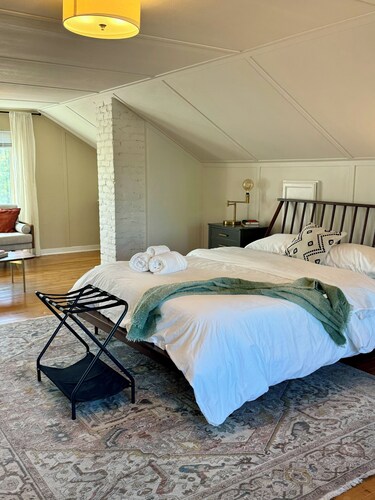 Charming 2-bedroom house with fitness room and AC in delightful Patterson