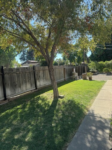 Charming 2-bedroom house with fitness room and AC in delightful Patterson