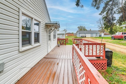 Walk to Restaurant & Bar: Home w/ Deck in Gary