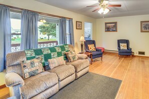 TV - Walk to Restaurant & Bar: Home w/ Deck in Gary (Gary)