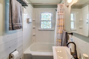 Hair dryer, towels - Walk to Restaurant & Bar: Home w/ Deck in Gary (Gary)