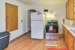 Refrigerador, microondas, parrilla de estufa y cafetera y tetera