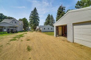Un quartier résidentiel avec des maisons, une allée en gravier et un garage.